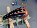 Motorradtank mit tiefer Delle